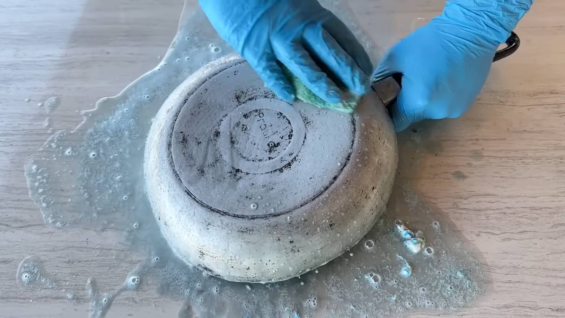 Pfanne reinigen Hausmittel